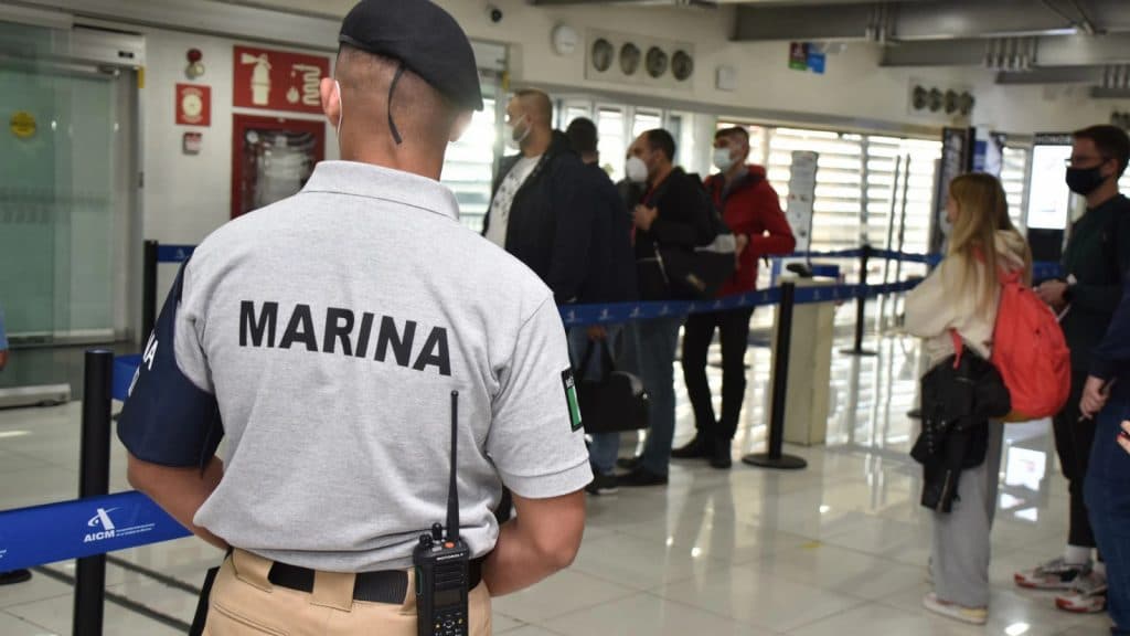 Secretaría de Marina toma control del AICM con cambio de titulares